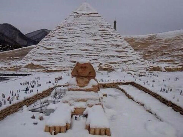 piramid egypt sphinx snow